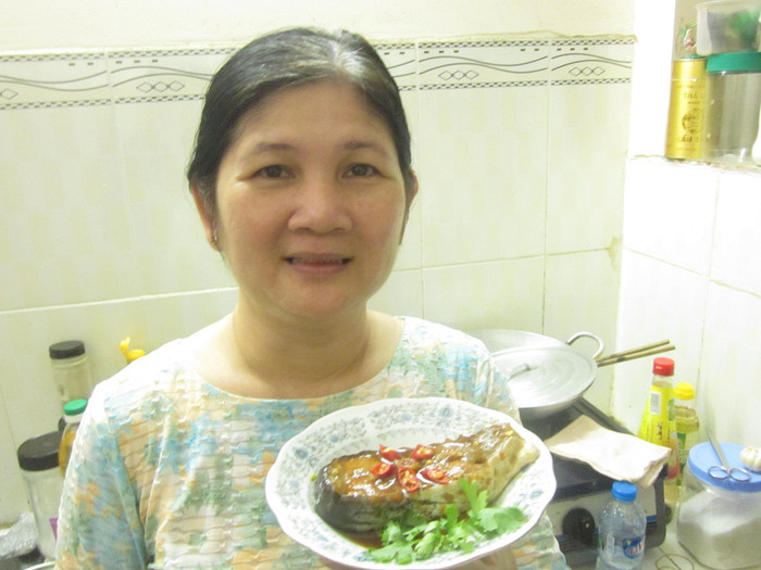 "Cá là món ăn có lợi cho sức khỏe, nhất là với người cao tuổi, cá basa là cá nuôi thường xuyên ở miền Nam, cá basa kho dễ ăn, dễ làm, rẻ tiền nhưng được ướp với bột ngọt chứa tinh chất Umami trở thành món ăn ngon. Tôi thường làm cho cả nhà ăn. Cá basa mua về cạo rửa sạch để ráo,ướp với nước màu, đường, ớt, nước mắm và bột ngọt chứa tinh chất Umami để khoảng 15 phút cho thấm. Cho lên bếp kho nhỏ lửa, thỉnh thoảng đảo cá cho chín đều. Nếu muốn sánh không cần cho thêm nước. Khi chín cho 1 muổng dầu phi tỏi vào, rắc thêm hành lá và tiêu. Cá kho thơm lừng ăn với cơm trắng kèm dưa leo rau sống rất ngon miệng, bảo đảm sẽ hết cơm đấy. Có thể thay cá basa bằng các loại cá lóc, diêu hồng, cá kèo đều rất ngon". "Cá là món ăn có lợi cho sức khỏe, nhất là với người cao tuổi, cá basa là cá nuôi thường xuyên ở miền Nam, cá basa kho dễ ăn, dễ làm, rẻ tiền nhưng được ướp với bột ngọt chứa tinh chất Umami trở thành món ăn ngon. Tôi thường làm cho cả nhà ăn. Cá basa mua về cạo rửa sạch để ráo,ướp với nước màu, đường, ớt, nước mắm và bột ngọt chứa tinh chất Umami để khoảng 15 phút cho thấm. Cho lên bếp kho nhỏ lửa, thỉnh thoảng đảo cá cho chín đều. Nếu muốn sánh không cần cho thêm nước. Khi chín cho 1 muổng dầu phi tỏi vào, rắc thêm hành lá và tiêu. Cá kho thơm lừng ăn với cơm trắng kèm dưa leo rau sống rất ngon miệng, bảo đảm sẽ hết cơm đấy. Có thể thay cá basa bằng các loại cá lóc, diêu hồng, cá kèo đều rất ngon".