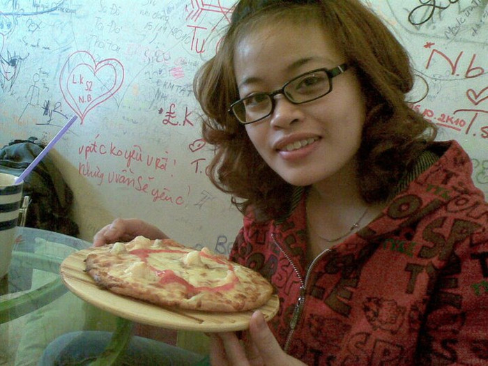 "Pizza là món ăn nhanh, quen thuộc với nhiều bạn trẻ. Pizza được làm qua nhiều công đoạn phức tạp để mang đến cho thực khách hương vị tuyệt hảo nhất. Nó thường kết hợp với phomat, xúc xích, thịt hun khói, hải sản, các loại rau củ quả như ớt chuông, hành tây, nấm, dứa, cà chua… Khi một chiếc bánh pizza được bê ra, thực khách hãy khoan thưởng thức ngay mà nên cho thêm sốt cà chua, tương ớt và rắc thêm chút tiêu để tận hưởng trọn vẹn niềm hạnh phúc ấy. Miếng bánh mềm vừa tới, đậm đà hương vị Umami, gợn lên vị phomai béo ngậy đang chiếm trọn giác quan rồi chợt bắt gặp nhân hải sản đặc trưng đầy thích thú. Một miếng pizza ngon phải khiến thực khách cảm nhận bằng tất cả các giác quan. Không chỉ có vị giác mà khứu giác cũng được cảm nhận hương thơm tràn trong không khí khi vừa ra khỏi lò, xúc giác cảm nhận độ mềm của miếng bánh và mắt được chiêm ngưỡng một bức tranh hài hòa màu sắc. Pizza có đủ những hấp dẫn để làm hài lòng bất cứ thực khách khó tính nào!"