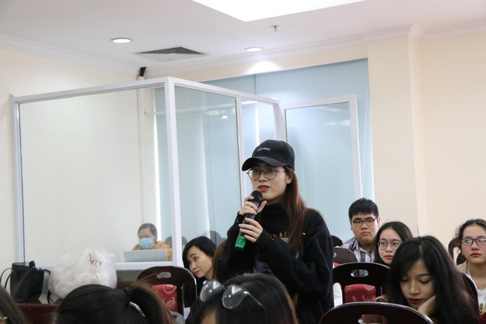 Buổi tọa đàm giúp nhiều bạn sinh viên nữ giải đáp được nhiều thắc mắc khi lựa chọn nghề báo (Ảnh: Nhật Minh) Buổi tọa đàm giúp nhiều bạn sinh viên nữ giải đáp được nhiều thắc mắc khi lựa chọn nghề báo (Ảnh: Nhật Minh)