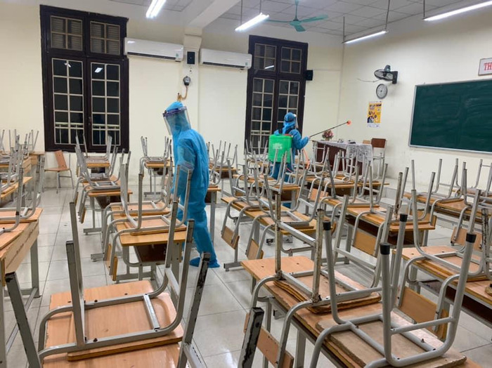 Trường Trung học phổ thông Phan Đình Phùng khử khuẩn ngay trong đêm (Ảnh: Báo Tin tức) Trường Trung học phổ thông Phan Đình Phùng khử khuẩn ngay trong đêm (Ảnh: Báo Tin tức)