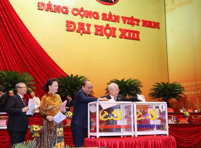 Các đồng chí lãnh đạo Đảng, Nhà nước bỏ phiếu bầu Ban chấp hành Trung ương khóa XIII (Ảnh: TTXVN). Các đồng chí lãnh đạo Đảng, Nhà nước bỏ phiếu bầu Ban chấp hành Trung ương khóa XIII (Ảnh: TTXVN).