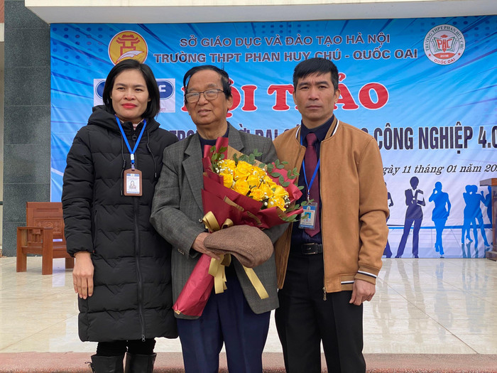 Ban giám hiệu Trường Trung học phổ thông Phan Huy Chú tặng hoa và gửi lời cảm ơn đến Gi áo sư Nguyễn Lân Dũng (Ảnh: Phạm Minh)