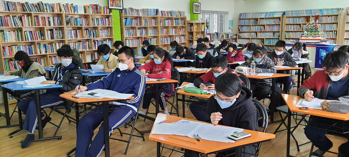 Học sinh thực hiện đeo khẩu trang, đảm bảo thực hiện nghiêm biện pháp phòng chống dịch tại trường học (Ảnh: Trường Trung học cơ sở Cầu Giấy) Học sinh thực hiện đeo khẩu trang, đảm bảo thực hiện nghiêm biện pháp phòng chống dịch tại trường học (Ảnh: Trường Trung học cơ sở Cầu Giấy)