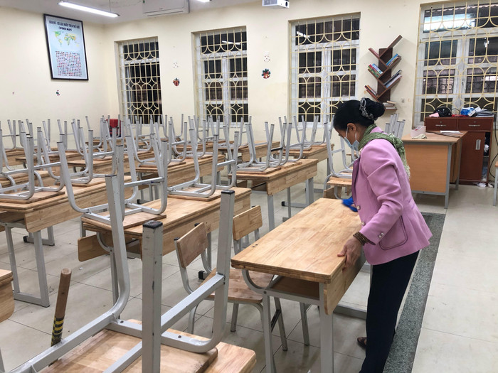Trường học thực hiện vệ sinh, khử khuẩn bàn ghế sau mỗi buổi học (Ảnh: Trường Trung học cơ sở Thăng Long) Trường học thực hiện vệ sinh, khử khuẩn bàn ghế sau mỗi buổi học (Ảnh: Trường Trung học cơ sở Thăng Long)