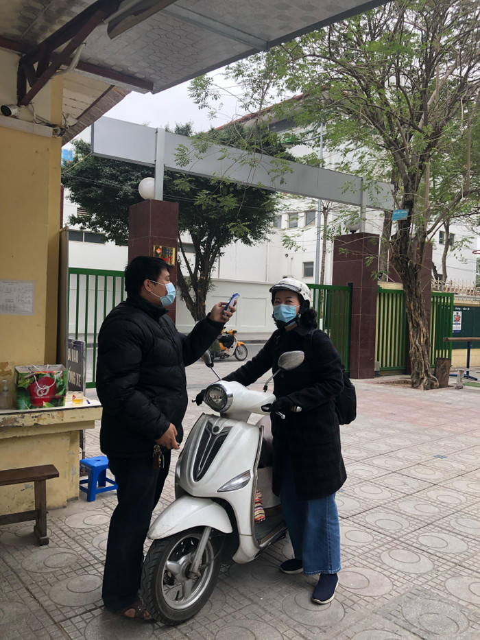 Thực hiện nghiêm công tác phòng dịch, đo thân nhiệt, khai báo y tế tại cổng trường (Ảnh: Trường Trung học cơ sở Thăng Long) Thực hiện nghiêm công tác phòng dịch, đo thân nhiệt, khai báo y tế tại cổng trường (Ảnh: Trường Trung học cơ sở Thăng Long)