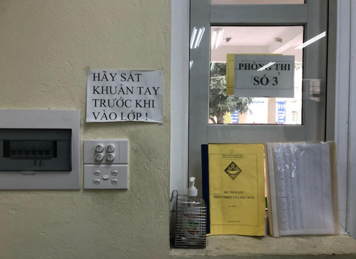Nhà trường yêu cầu học sinh sát khuẩn tay đảm bảo an toàn ((Ảnh: Trường Trung học cơ sở Thăng Long) Nhà trường yêu cầu học sinh sát khuẩn tay đảm bảo an toàn ((Ảnh: Trường Trung học cơ sở Thăng Long)