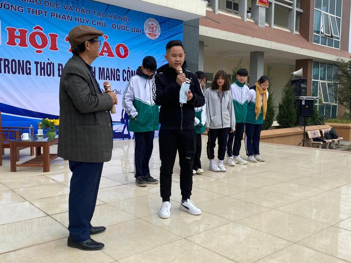 Học sinh Trường Trung học phổ thông Phan Huy Chú vui vẻ giao lưu chia sẻ cùng Giáo sư Nguyễn Lân Dũng (Ảnh: Phạm Minh)