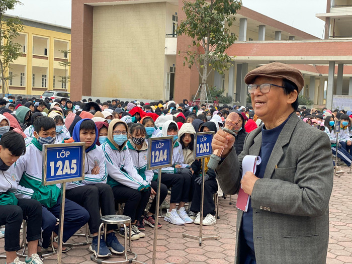 Hơn 1500 học sinh say sưa với những câu chuyện khởi nghiệp thời đại 4.0 của Giáo sư Nguyễn Lân Dũng (Ảnh: Phạm Minh)