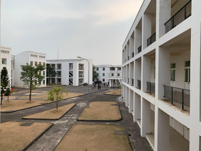 Trường Đào tạo Nghề Việt Nam - Canada rộng khoảng 1,6 ha, nằm biệt lập hoàn toàn với khu dân cư. Trường Đào tạo Nghề Việt Nam - Canada rộng khoảng 1,6 ha, nằm biệt lập hoàn toàn với khu dân cư.