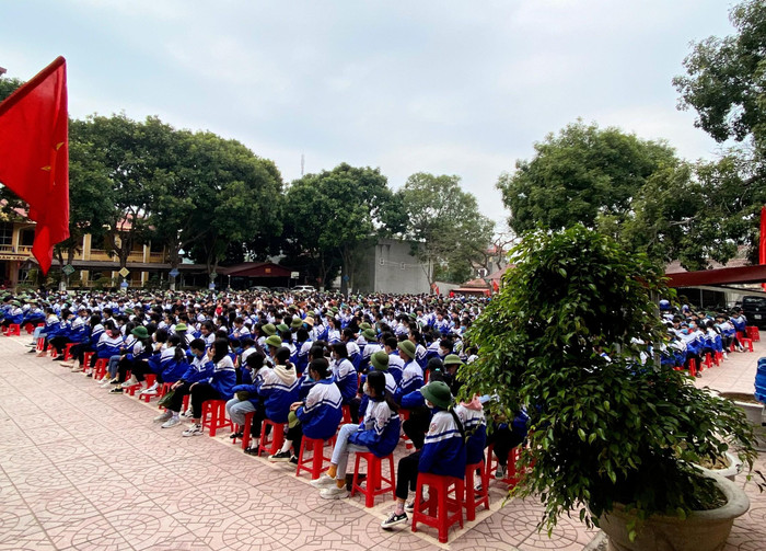 Mặc dù số lượng học sinh tham gia hội thảo rất đông nhưng các em vẫn luôn lắng nghe, chia sẻ, giao lưu nhiệt tình cùng Giáo sư Nguyễn Lân Dũng (Ảnh: Phạm Minh) Mặc dù số lượng học sinh tham gia hội thảo rất đông nhưng các em vẫn luôn lắng nghe, chia sẻ, giao lưu nhiệt tình cùng Giáo sư Nguyễn Lân Dũng (Ảnh: Phạm Minh)