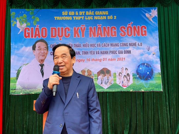 Giáo sư Nguyễn Lân Dũng chia sẻ học sinh những yêu cầu đặt ra đối với con người thời đại 4.0 (Ảnh: Phạm Minh) Giáo sư Nguyễn Lân Dũng chia sẻ học sinh những yêu cầu đặt ra đối với con người thời đại 4.0 (Ảnh: Phạm Minh)