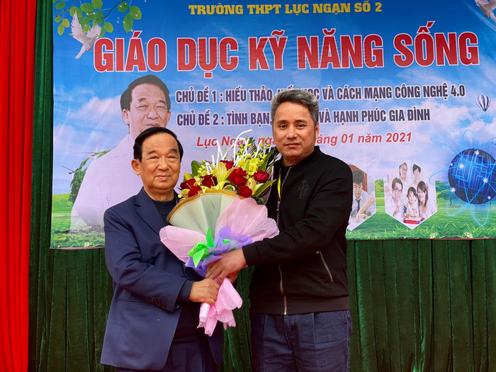 Thầy giáo Trần Văn Thi - Hiệu trưởng Trường Trung học phổ thông Lục Ngại số 2 tặng hoa và gửi lời cảm ơn đến Giáo sư Nguyễn Lân Dũng (Ảnh: Phạm Minh) Thầy giáo Trần Văn Thi - Hiệu trưởng Trường Trung học phổ thông Lục Ngại số 2 tặng hoa và gửi lời cảm ơn đến Giáo sư Nguyễn Lân Dũng (Ảnh: Phạm Minh)