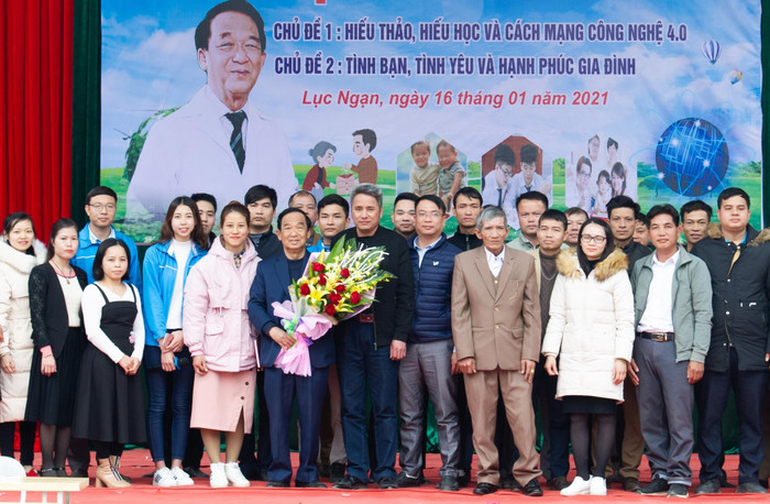 Thầy cô giáo chụp hình kỷ niệm cùng Giáo sư Nguyễn Lân Dũng (Ảnh: Phạm Minh) Thầy cô giáo chụp hình kỷ niệm cùng Giáo sư Nguyễn Lân Dũng (Ảnh: Phạm Minh)