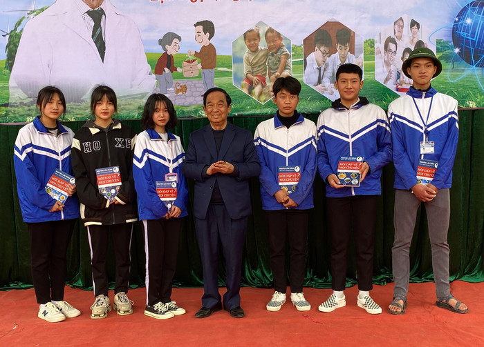 Giáo sư Nguyễn Lân Dũng chụp hình kỷ niệm cùng học sinh Trường Trung học phổ thông Lục Ngạn số 2 (Ảnh: Phạm Minh) Giáo sư Nguyễn Lân Dũng chụp hình kỷ niệm cùng học sinh Trường Trung học phổ thông Lục Ngạn số 2 (Ảnh: Phạm Minh)