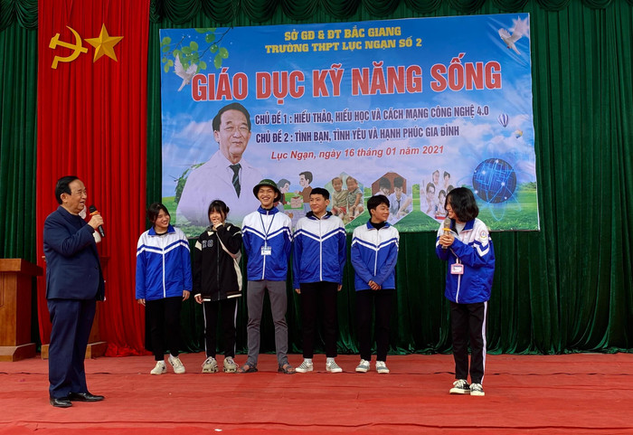 Phần trao đổi, giao lưu vui vẻ, thân thiết giữa Giáo sư Nguyễn Lân Dũng và các em học sinh (Ảnh: Phạm Minh) Phần trao đổi, giao lưu vui vẻ, thân thiết giữa Giáo sư Nguyễn Lân Dũng và các em học sinh (Ảnh: Phạm Minh)