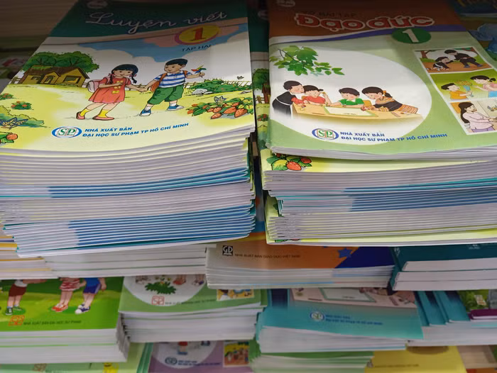 Nhà sách Tiền Phong chỉ có sách luyện viết lớp 1 tập 2 của bộ sách Cánh Diều, nhân viên cho biết đặt sách nhưng hàng không về (Ảnh: Phạm Minh)