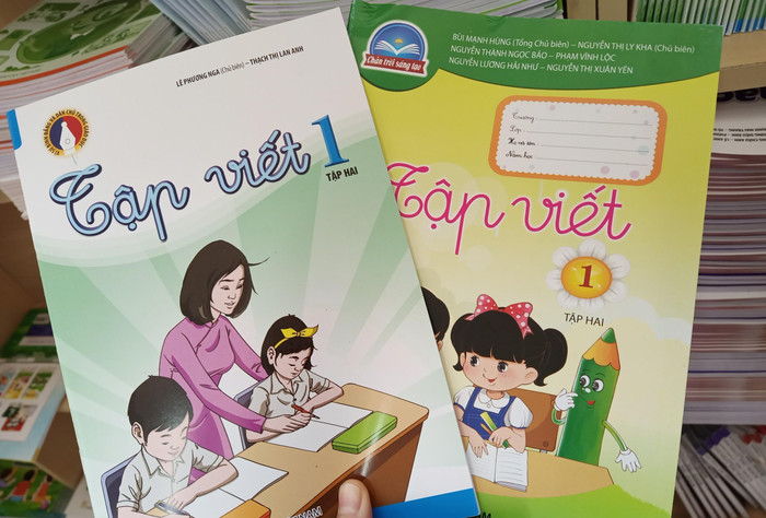 Trung tâm Sách và Thiết bị Giáo dục ở Phố Vọng chỉ còn sách tập viết lớp 1 tập 2 của 2 bộ sách Chân trời sáng tạo và Vì sự bình đẳng và dân chủ trong giáo dục (Ảnh: Phạm Minh) Trung tâm Sách và Thiết bị Giáo dục ở Phố Vọng chỉ còn sách tập viết lớp 1 tập 2 của 2 bộ sách Chân trời sáng tạo và Vì sự bình đẳng và dân chủ trong giáo dục (Ảnh: Phạm Minh)