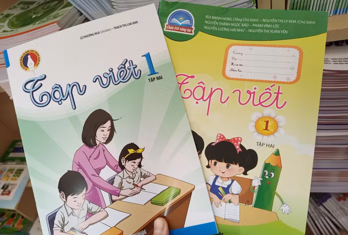 Trung tâm Sách và Thiết bị Giáo dục ở Phố Vọng chỉ còn sách tập viết lớp 1 tập 2 của 2 bộ sách Chân trời sáng tạo và Vì sự bình đẳng và dân chủ trong giáo dục (Ảnh: Phạm Minh)