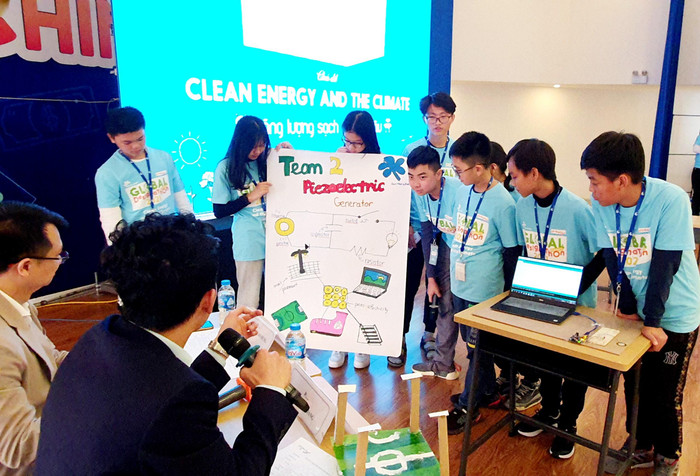 Đội thi 02 giành Huy chương Vàng trình bày ý tưởng và ứng dụng sản phẩm Đội thi 02 giành Huy chương Vàng trình bày ý tưởng và ứng dụng sản phẩm