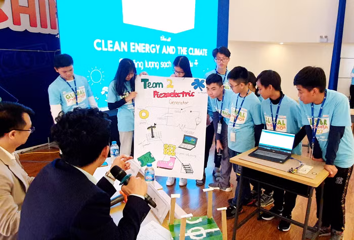 Đội thi 02 giành Huy chương Vàng trình bày ý tưởng và ứng dụng sản phẩm