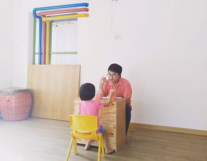 Chuyên gia tâm lý Nguyễn Minh Thành cho rằng, những đứa trẻ luôn đang quan sát chúng ta và sẵn sàng bắt chước cách mà ta ứng xử.(Ảnh: Nhân vật cung cấp)