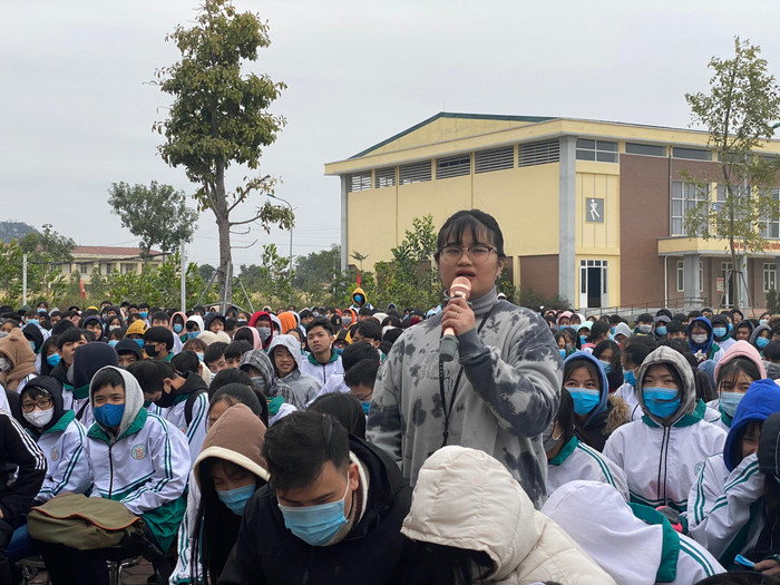 Học sinh hỏi Giáo sư Nguyễn Lân Dũng ngành nghề có tỷ lệ thất nghiệp thấp trong tương lai (Ảnh: Phạm Minh)