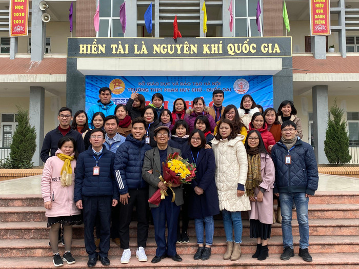 Thầy cô giáo lưu giữ khoảnh khắc kỷ niệm bên Giáo sư Nguyễn Lân Dũng (Ảnh: Phạm Minh)