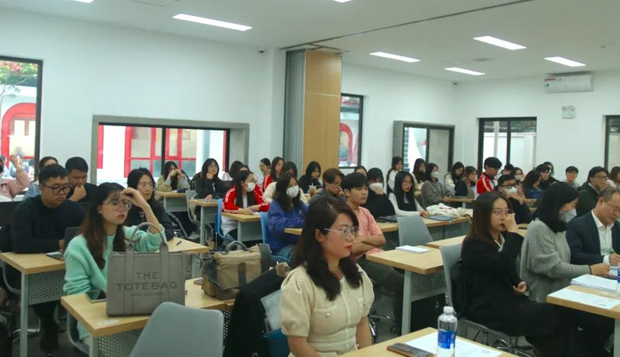 Sinh viên ngành Quản trị Kinh doanh Trường Đại học Ngoại thương tham dự Lễ phát động cuộc thi sinh viên nghiên cứu khoa học năm 2024 (Ảnh: website nhà trường) Sinh viên ngành Quản trị Kinh doanh Trường Đại học Ngoại thương tham dự Lễ phát động cuộc thi sinh viên nghiên cứu khoa học năm 2024 (Ảnh: website nhà trường)