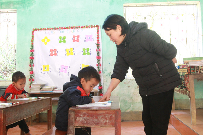 Cô Tuyên hướng dẫn học sinh đánh vần. (Ảnh: Mạnh Đoàn) gdvn_giang-chu-phin-meo-vac (7).JPG