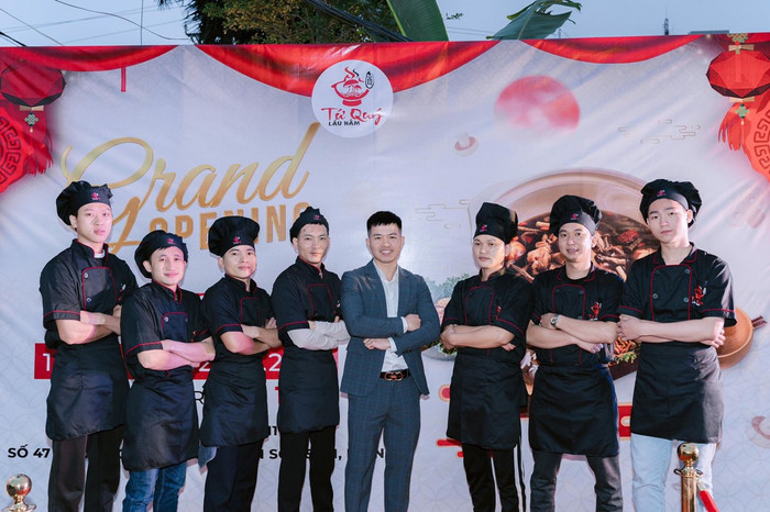 Sau nhiều năm kinh qua với nghề bếp, vừa qua, anh Tuấn đã nghỉ công việc bếp núc để về quê kinh doanh nhà hàng. Anh Đỗ Văn Tuấn (đứng ở vị trí thứ 5, từ bên trái sang) chụp ảnh cùng các đầu bếp của nhà hàng. (Ảnh: NVCC)