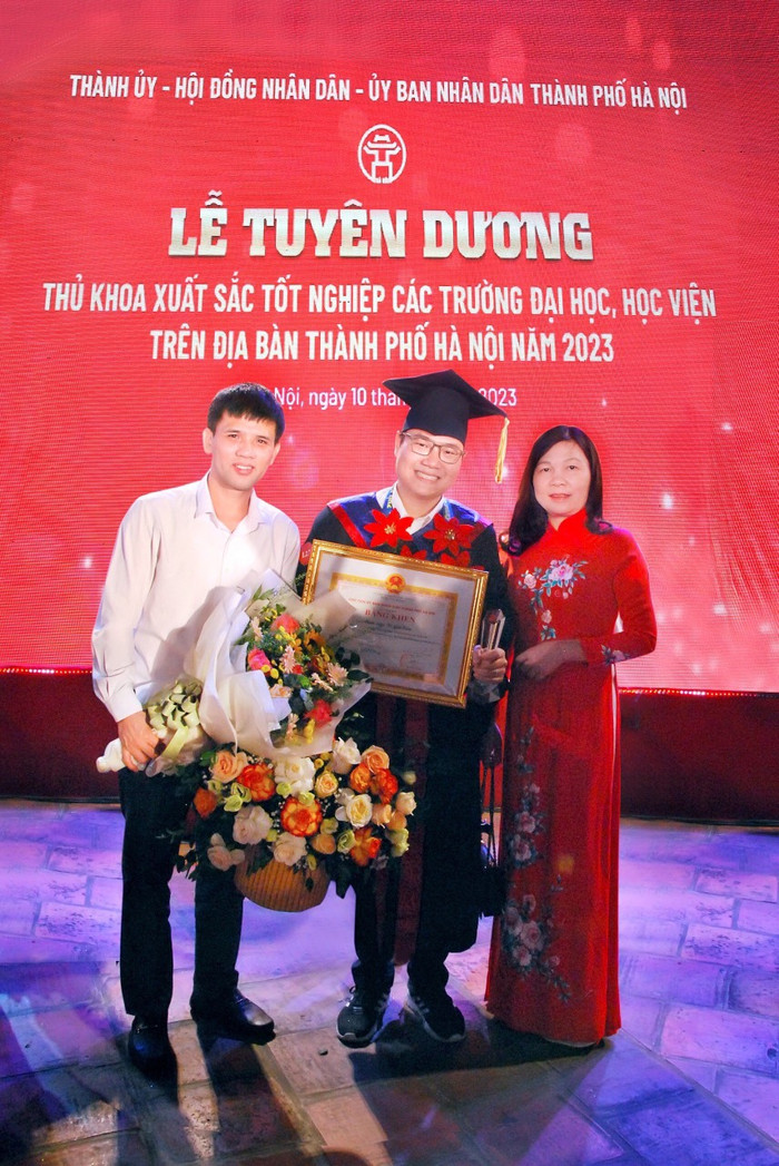Tô Gia Cẩn trong buổi vinh danh thủ khoa xuất sắc tốt nghiệp các trường đại học, học viện trên địa bàn Thành phố Hà Nội năm 2023. (Ảnh: NVCC) to-gia-can-thu-khoa-truong-dai-hoc-thu-do-ha-noi (2).jpg