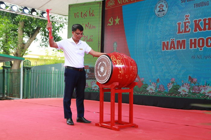 Nhà giáo Đinh Quang Dũng đánh trống khai giảng năm học mới.