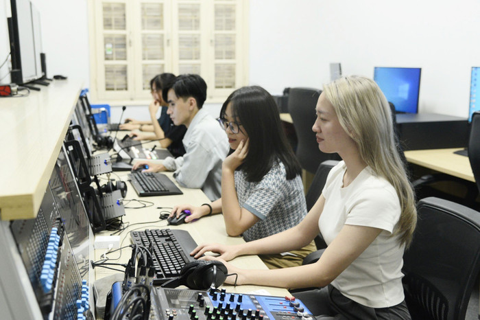 Sinh viên ngành Truyền thông đa phương tiện cần có khả năng sử dụng tiếng Anh và các kỹ năng học tập và làm việc trong môi trường quốc tế. Ảnh: Trường Đại học Hà Nội Sinh viên ngành Truyền thông đa phương tiện cần có khả năng sử dụng tiếng Anh và các kỹ năng học tập và làm việc trong môi trường quốc tế. Ảnh: Trường Đại học Hà Nội
