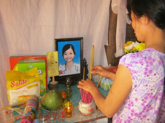 Người thân đau lòng trước cái chết của cháu Nguyễn Thị H. (Ảnh: NLĐ) Người thân đau lòng trước cái chết của cháu Nguyễn Thị H. (Ảnh: NLĐ)