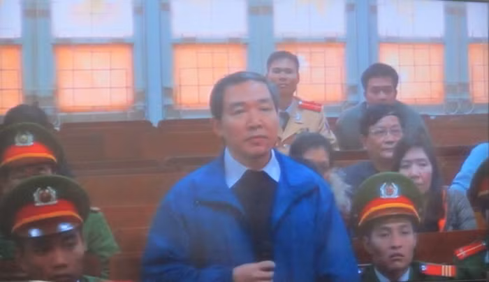 Dương Chí Dũng tại phiên tòa xét xử em trai Dương Tự Trọng. Dương Chí Dũng tại phiên tòa xét xử em trai Dương Tự Trọng.