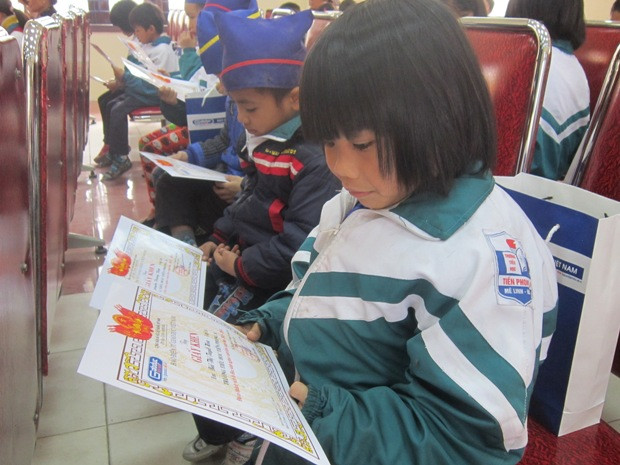 Niềm vui của học sinh khi nhận được giấy khen và quà tết. Niềm vui của học sinh khi nhận được giấy khen và quà tết.