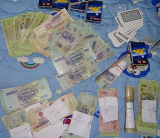 Tại hiện trường, lực lượng chức năng thu được 10.700.000 đồng, 2 bộ bài chắn và 2 đĩa sứ. (Ảnh minh họa) Tại hiện trường, lực lượng chức năng thu được 10.700.000 đồng, 2 bộ bài chắn và 2 đĩa sứ. (Ảnh minh họa)