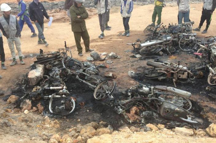 Khoảng 10 chiếc xe máy bị đốt cháy. Khoảng 10 chiếc xe máy bị đốt cháy.