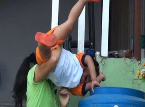 Một bảo mẫu đang "chăm sóc" trẻ em.