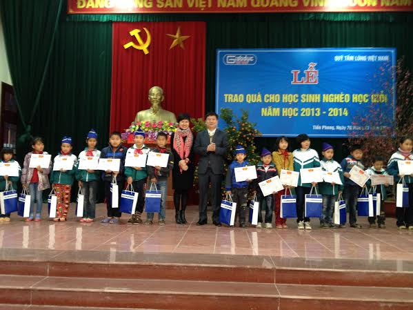 Ông Nguyễn Tiến Bình và bà Hoài Anh trao quà cho các học sinh. Ông Nguyễn Tiến Bình và bà Hoài Anh trao quà cho các học sinh.