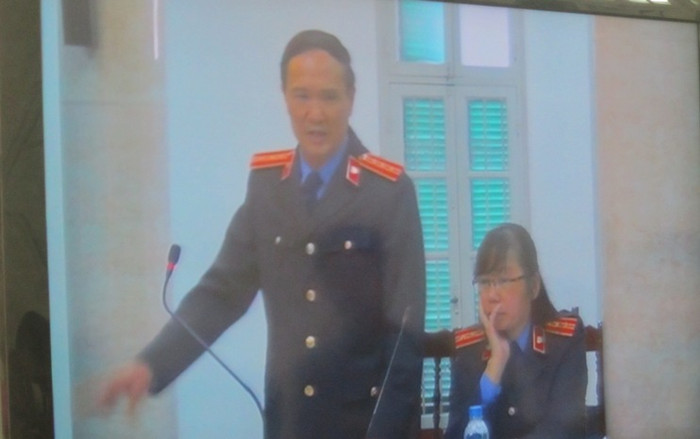 Đại diện Viện Kiểm sát đối đáp luật sư và các bị cáo. Đại diện Viện Kiểm sát đối đáp luật sư và các bị cáo.