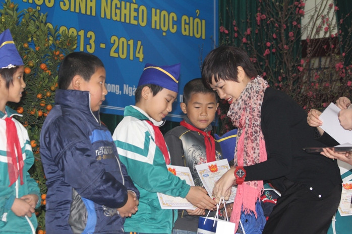 Tặng quà cho các em. Tặng quà cho các em.