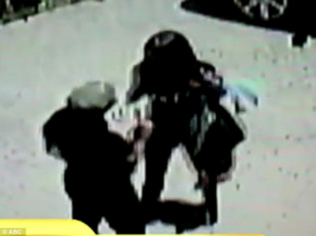 Bức ảnh này đã chỉ ra rằng Janet Jackson đã giằng điện thoại và tát con gái Jackson.