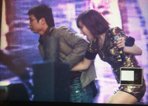 Trong tour biểu diễn ngày 17/4/2011 của nhóm SNSD, điều đáng chú ý không phải là phần trình diễn của các cô gái xinh đẹp mà là hành động của một fan nam. Do quá phấn khích, fan hâm mộ này đã cố gắng kéo Taeyeon ra khỏi sân khấu. May là đội bảo vệ đã xử lý kịp thời trước khi mọi việc đi xa hơn.