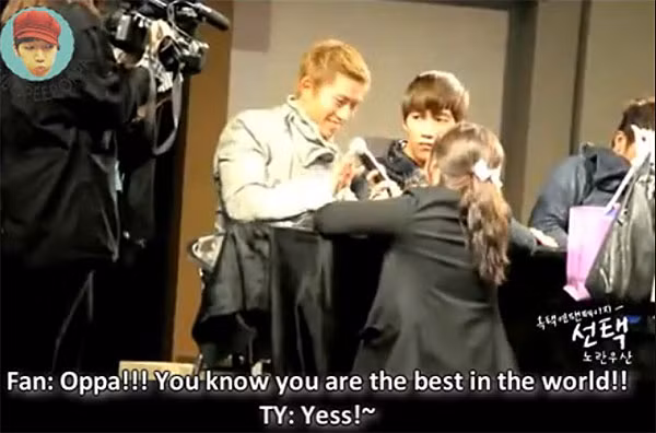 Tại sự kiện ký tặng album của nhóm 2PM, một fan hâm mộ đã không ngừng hét thẳng vào mặt thần tượng“Oppa và anh là người đàn ông tuyệt vời nhất trên thế giới”. Taecyeon một phen choáng váng.