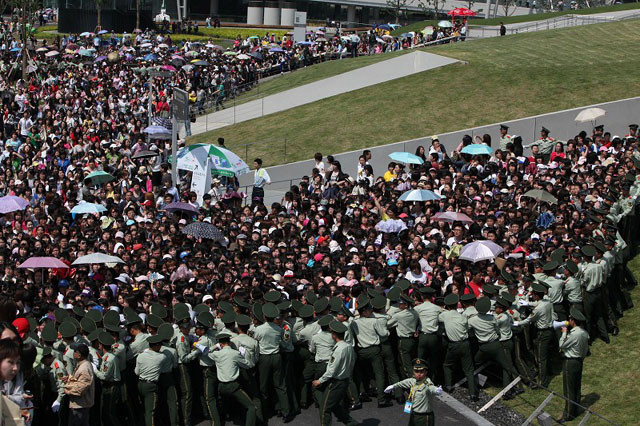 Vào tháng 5/2010, Super Junior lên kế hoạch biểu diễn tại triển lãm Shanghai Expo, Trung Quốc. Và hàng nghìn fan hâm mộ đã xếp hàng để mua vé. 5000 vé đã bán hết trước đó và một nửa là vé đã bán cho các nhóm fan người Hàn Quốc. Và khi biết tin cháy vé, hàng nghìn fan hâm mộ đang xếp hàng bỗng trở lên hỗn loạn. Cảnh sát đã cố gắng giữ trật tự song không ít người bị thương và có tin đồn một cô gái đã bị chết. Cuối cùng, show diễn này đã bị hủy bỏ.