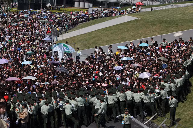 Vào tháng 5/2010, Super Junior lên kế hoạch biểu diễn tại triển lãm Shanghai Expo, Trung Quốc. Và hàng nghìn fan hâm mộ đã xếp hàng để mua vé. 5000 vé đã bán hết trước đó và một nửa là vé đã bán cho các nhóm fan người Hàn Quốc. Và khi biết tin cháy vé, hàng nghìn fan hâm mộ đang xếp hàng bỗng trở lên hỗn loạn. Cảnh sát đã cố gắng giữ trật tự song không ít người bị thương và có tin đồn một cô gái đã bị chết. Cuối cùng, show diễn này đã bị hủy bỏ.