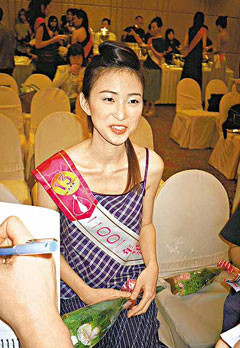Cuộc thi Hoa hậu Hồng Kông năm 2001 cũng dính nhiều lùm xùm như thí sinh Quảng Tuệ Mẫn hút thuốc nơi công cộng. Ngoài ra, hai thí sinh là Hoàng Khiết Lâm, Trương Khiết Nghi (ảnh) đều đã phá thai. Và tới đêm chung kết thì người dẫn chương trình Tằng Chí Vỹ bất ngờ bị đánh trọng thương. Cuộc thi Hoa hậu Hồng Kông năm 2001 cũng dính nhiều lùm xùm như thí sinh Quảng Tuệ Mẫn hút thuốc nơi công cộng. Ngoài ra, hai thí sinh là Hoàng Khiết Lâm, Trương Khiết Nghi (ảnh) đều đã phá thai. Và tới đêm chung kết thì người dẫn chương trình Tằng Chí Vỹ bất ngờ bị đánh trọng thương.