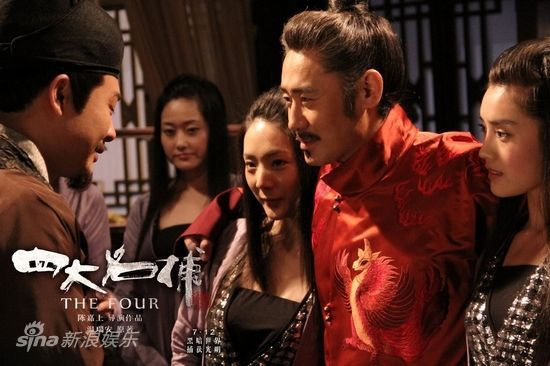 Nhân vật do Ngô Tú Ba thủ vai cũng là một gian thần có rất nhiều mỹ nữ vây quanh. Nhân vật do Ngô Tú Ba thủ vai cũng là một gian thần có rất nhiều mỹ nữ vây quanh.