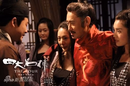 Nhân vật do Ngô Tú Ba thủ vai cũng là một gian thần có rất nhiều mỹ nữ vây quanh. Nhân vật do Ngô Tú Ba thủ vai cũng là một gian thần có rất nhiều mỹ nữ vây quanh.